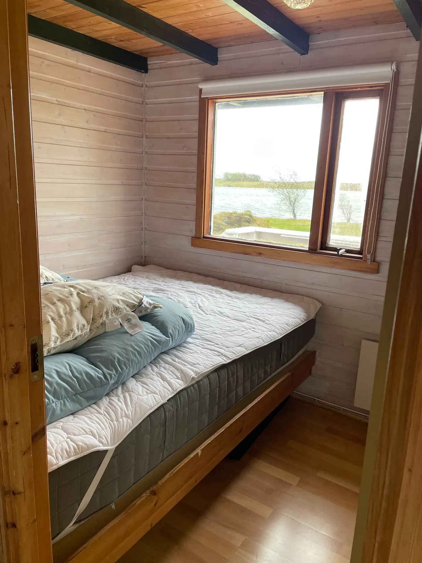 Secluded Cabin on the Waterfront — photo 7